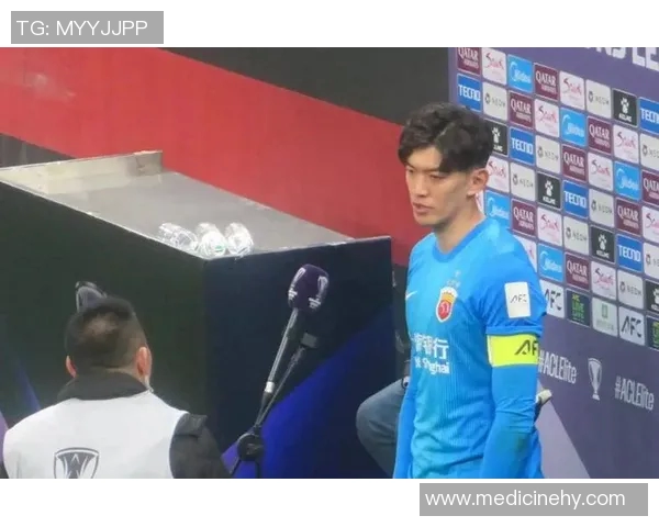 颜骏凌果断出击成功解围展现门将风采助力球队稳固防线